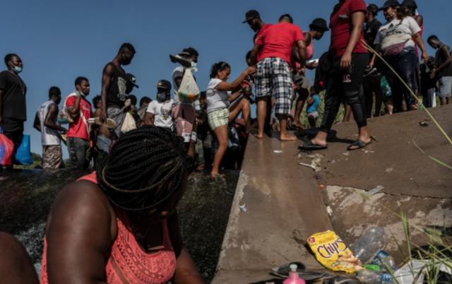 美国开始大规模驱逐边境上万移民！每天启用七架航班