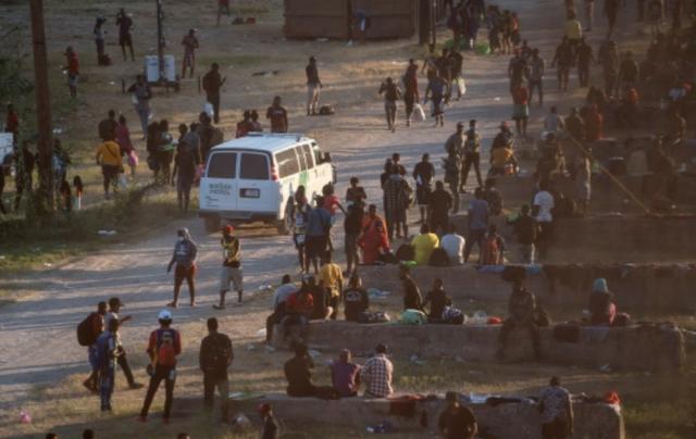 美国边境大桥下“驻扎”近1.5万移民 当地议员：情况恐会更糟