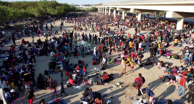 9月17日，上万非法移民涌入美边境，英美澳背后“捅刀”惹怒法国