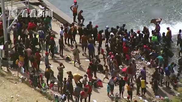 密密麻麻！美墨边境非法移民营地一周激增上万人