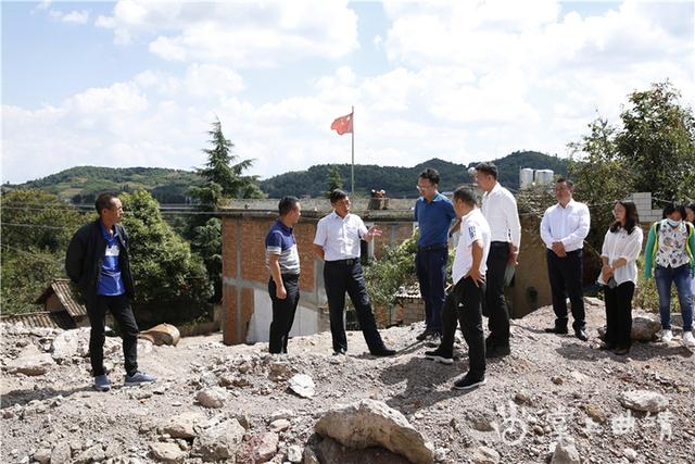 罗世雄到师宗县调研移民后期扶持工作