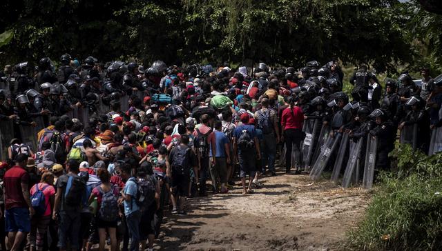 上万名非法移民随时冲击边境！美国出现紧急场面，得州州长发声