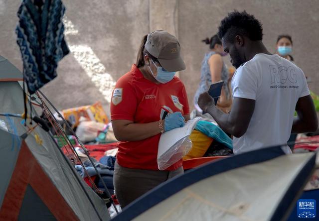 墨西哥移民收容所里的海地移民