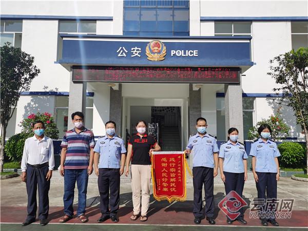 点赞！移民管理警察热心帮忙办理落户