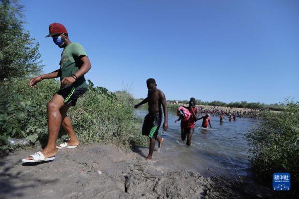 美墨边境移民潮涌