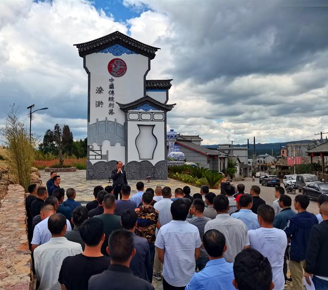 麒麟区搬迁安置办公室召开2021年移民后期扶持项目推进会