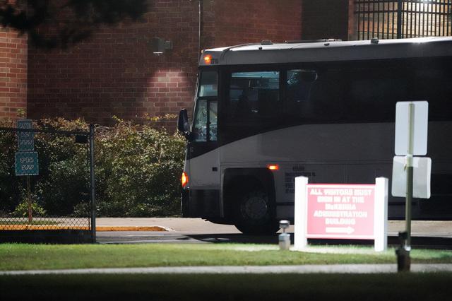 满足拜登不良癖好？包机半夜从边境运移民，美政府秘密行动被曝光