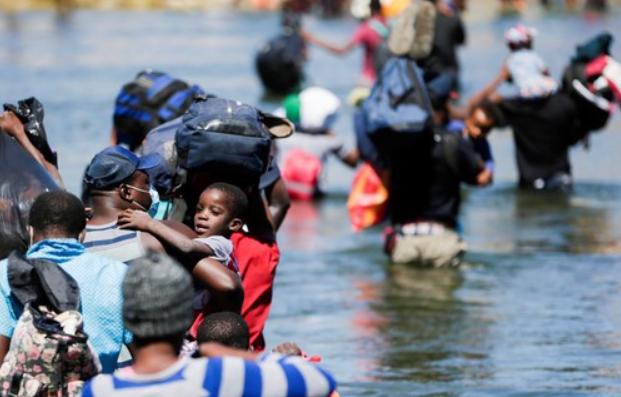 600多名欲赴美移民在墨西哥被捕：挤3辆冷藏车内 9人确诊新冠