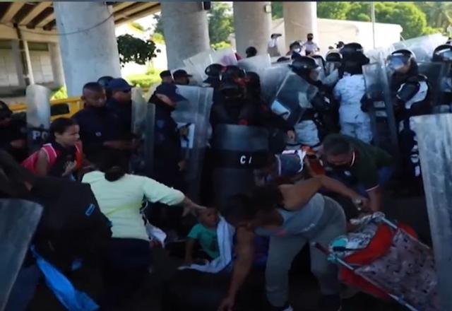 3000移民冲击警察部队，数百万人涌向美国！拜登：我没空管这个