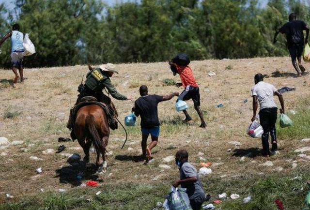 百年前的野蛮一幕重演！美国得州边境，巡逻队抡鞭子抽打移民