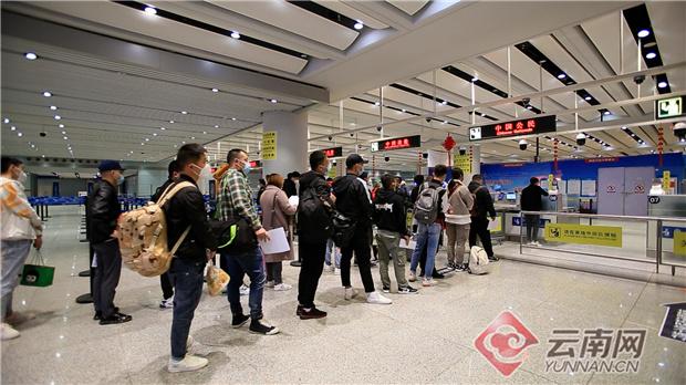 “三八妇女节”走进昆明机场移民女警——手机里的妈妈们